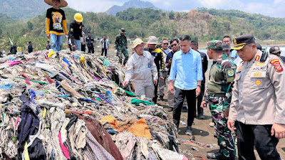 Sampah Menumpuk  di Pantai Cibutun Sukabumi, Pj Gubernur Jabar : Penting Pencegahan dari Hulu