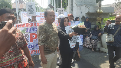 Mangkir Dipanggil KPK, Ratusan Warga Sidoarjo Galang Dana untuk Antar Bupati ke Jakarta