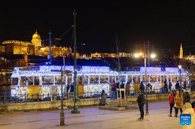 Trem yang Dihiasi Lampu Natal di Budapest