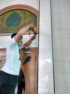 Proses Pemasangan Running Text Di Masjid Silaturrahim