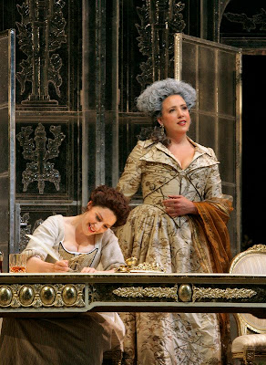 Elizabeth Watts (Susanna, seated) and Susanna Phillips (Countess) sing Che soave zeffiretto in Le Nozze di Figaro, sets and costumes by Paul Brown, Santa Fe Opera, 2008 (photo © Ken Howard)