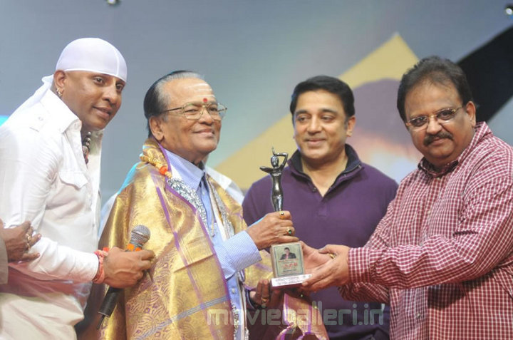 Kamal Honors SPB for Padma Bhushan Stills movie photos