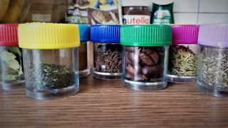 pojemniczki zapachowe Montessori pomoce DIY 