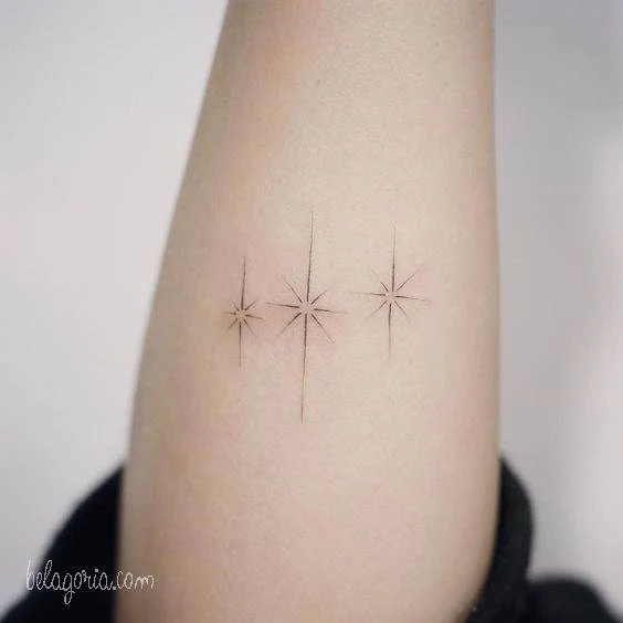 tatuajes de estrellas elegantes para mujeres