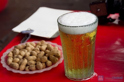 ビールとゆでた落花生