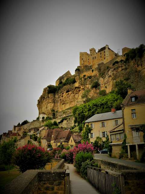 Le château de Beynac au crépuscule