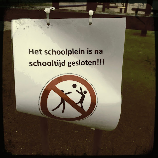 'Het schoolplein is na schooltijd gesloten!!!'