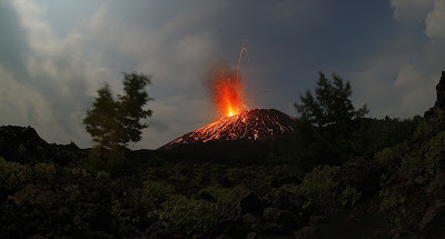 Volcán Krakatoa en las Islas  Java y Sumatra, Indonesia.