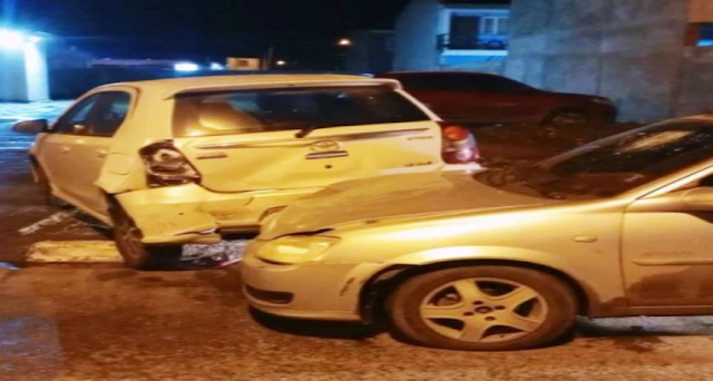 En un incidente ocurrido en la intersección de la Avenida Belgrano con la calle Roldan en Río Grande, un Chevrolet Corsa impactó contra un Toyota Etios estacionado, para luego ser abandonado por sus ocupantes.