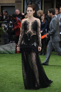 Kristen Stewart Cute In Premiere of Snow White and the Huntsman1