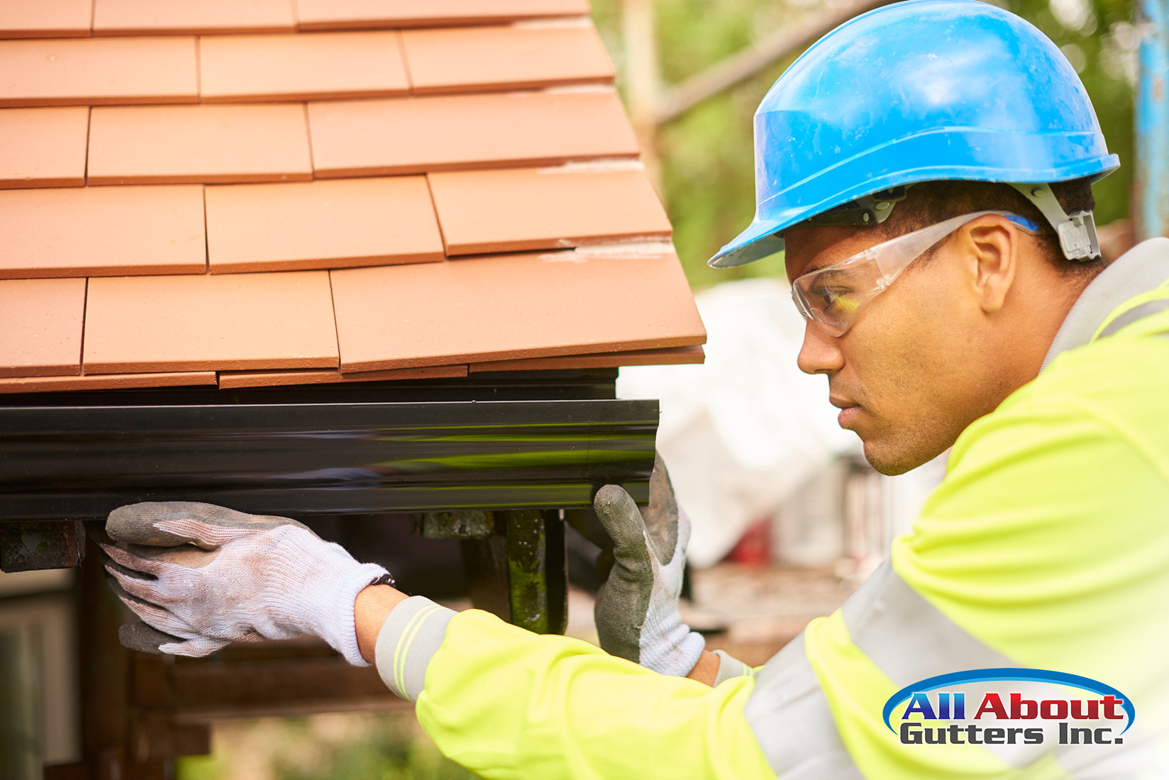 5 Essential Tools For Cleaning And Maintaining Gutters