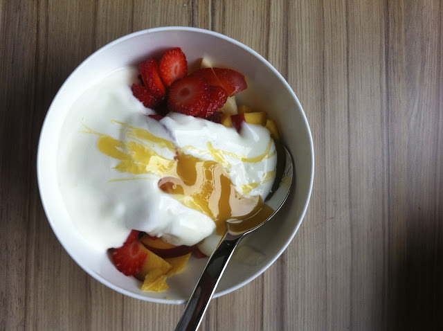 Yogur con miel y frutas