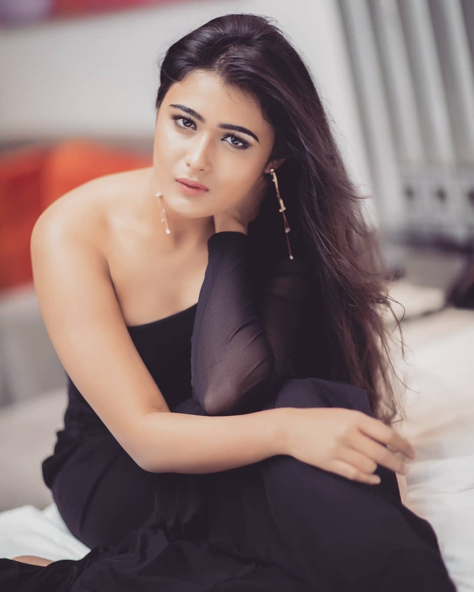 Actress ShaliniPandey Latest HD Images 