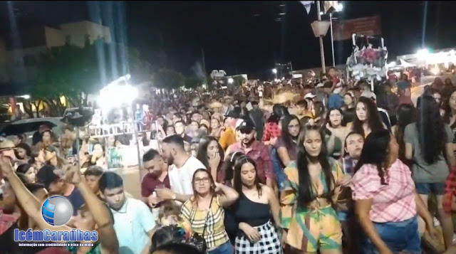 Uma grande multidão participa de passeio de carroças e “Rastapé do Ribuliço” na abertura oficial do Arraiá das Caraubeira em Caraúbas; veja vídeo