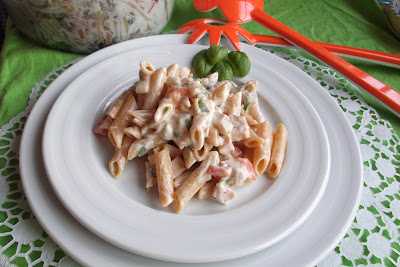 Ensalada de pasta integral con salsa blanca