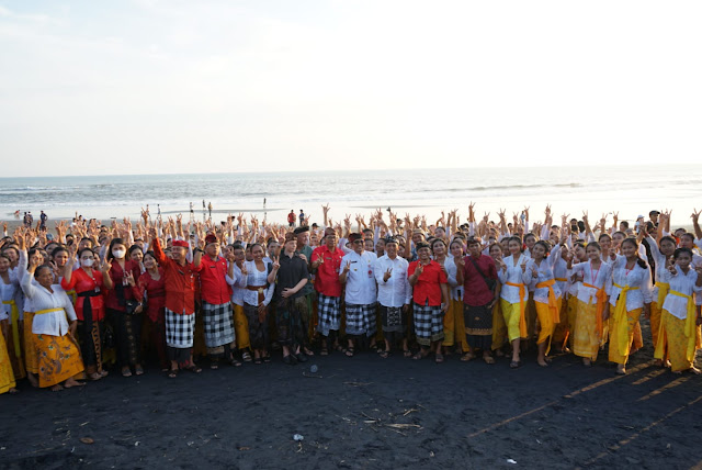 Tampilkan 1600 Penari, Bupati Tabanan Membuka Festival Parade Budaya Pantai Kelecung