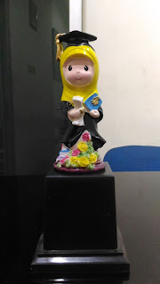 Plakat, Piala, Souvenir, Patung Wisuda ,Patung Wisuda anak PAUD,Boneka wisuda,Patung wisuda,Souvenir Boneka Wisuda Anak TK Murah,Boneka Maskot Wisuda PAUD (Pendidikan Anak Usia Dini)