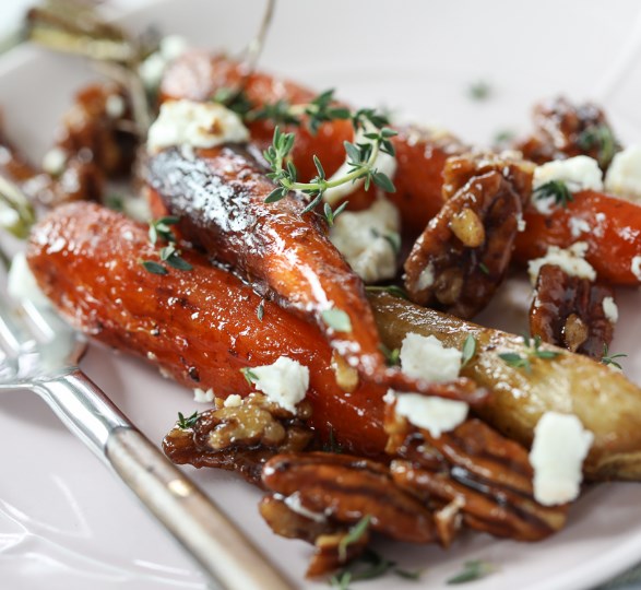 ROASTED CARROTS WITH CANDIED PECANS AND GOAT CHEESE #vegetarian #thanksgiving