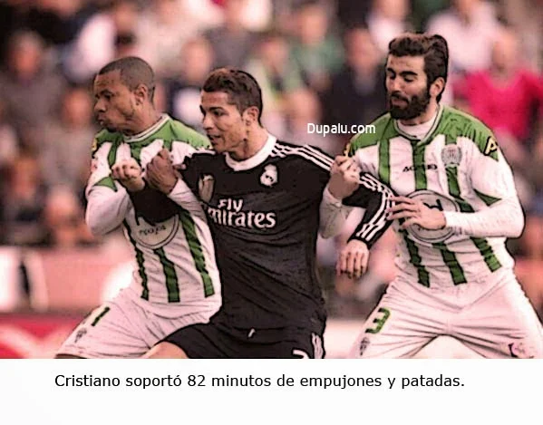 Cristiano Ronaldo agarrado por dos rivales del Córdoba