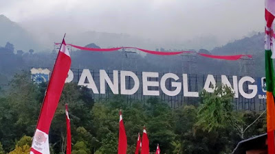 Grup 1 Kopassus Kibarkan Bendera Merah Putih di Landmark Pandeglang
