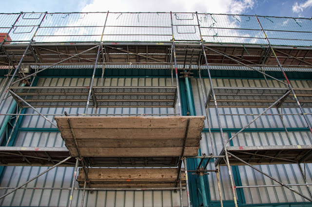 Baustelle Sanierung der Dachhaut und Ertüchtigung des Stahltragewerkes, Eissporthalle im Sportforum Berlin, Konrad-Wolf-Straße, 13053 Berlin, 27.03.2014