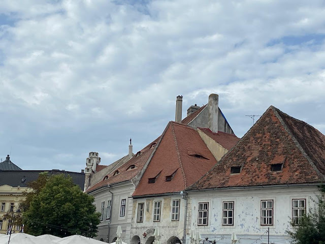 casas com olhos ao redor da Piata Mica de Sibiu