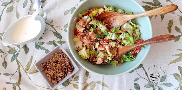 Salade gourmande au saumon, quinoa croustillant et sa sauce crémeuse à la feta - Dans la cuisine d'Hilary