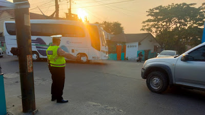 Anggota Lantas Polsek Cilegon lakukan pengaturan Lalulintas