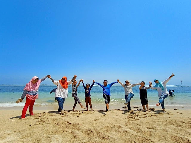 gambar pantai balekambang malang