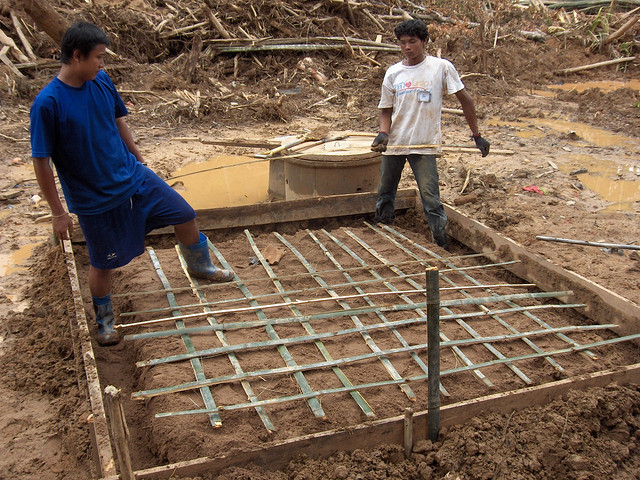 Treliças de bambu são usadas na construção de fundação