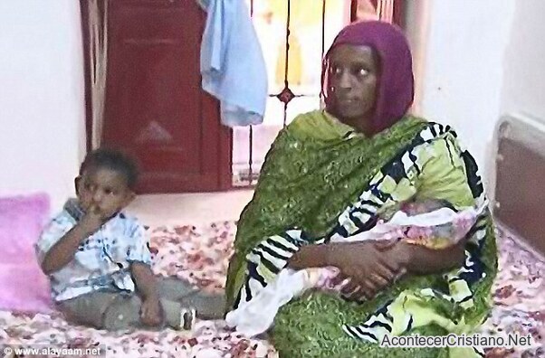 Meriam Yahya Ibrahim con sus hijos