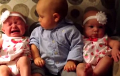 ΠΟΛΥ ΓΕΛΙΟ: Μωρό μπερδεύεται βλέποντας τις δίδυμες αδελφές του! [video]