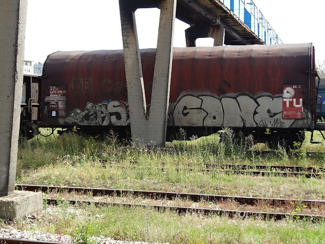 Wagonowe graffiti przejazdem przez Herby