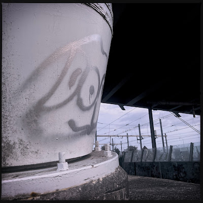 Graffitigezichtje op viaductzuil