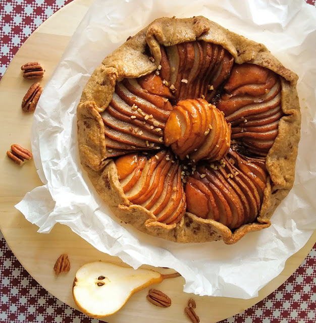 GALETTE ALLE PERE, pere, cacao, frangipane, mandorle, torte, torta rustica, galette, ricette, Francia, cucina francese, ricette francesi, dolci, colazione, merenda