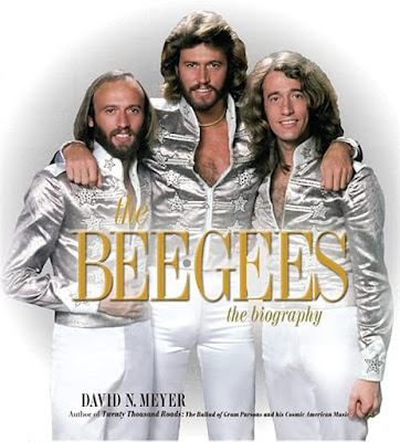 Os irmãos Gibb formam os The Bee Gees: uma banda que marcou gerações. Eles começaram  tocando em pequenos clubes e rádios