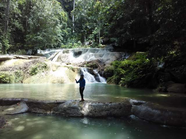 perjalanan kendari air terjun moramo