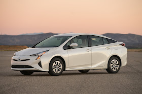 Front 3/4 view of 2016 Toyota Prius Two Eco