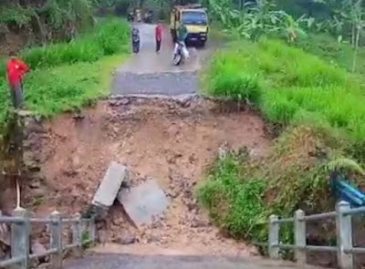 The Cirombeng Bridge that connects Jabranti Village and Karangkancana Village in Karangkancana District, Kuningan Regency, West Java, collapsed due to a landslide on Saturday, April 8 2023, at 17.30 WIB.