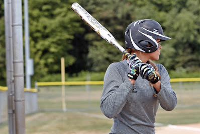 Teknik memegang tongkat softball [image by protips.dickssportinggoods.com] ~