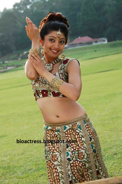 sexy Actress Praneetha  showing navel and cleavage