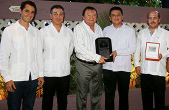 Fredy Marrufo entrega el galardón al Mérito Turístico 2016 “Gastón Cantarell Díaz”