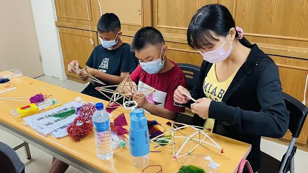 越南童玩「星星燈籠」手作  移民署彰化服務站宣導5倍券