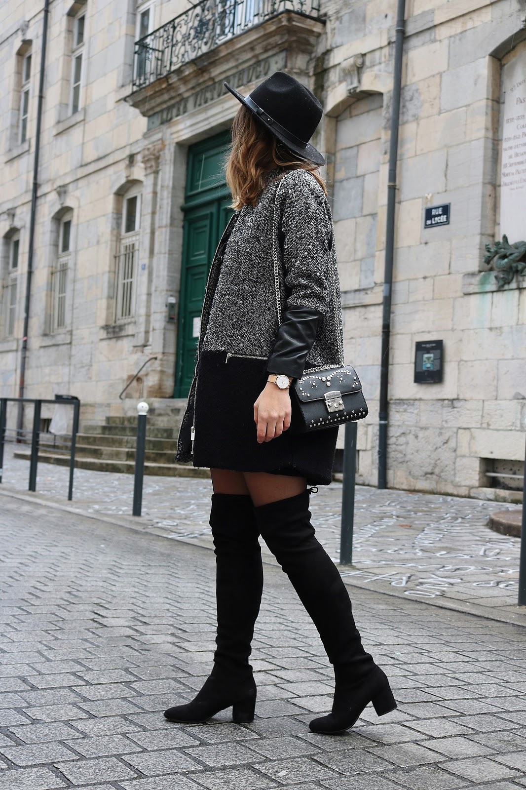 pauline-dress-besancon-look-tenue-du-jour-outfit-cuissardes-black-manteau-chine-boyfriend-chapeau-jonak-hm-believee