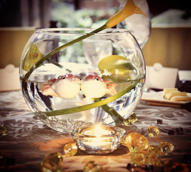 spectacular-unique-wedding-centerpieces-ideas-with-fish-in-round-aquarium-and-plant