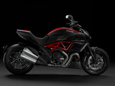 2011_Ducati_Diavel_Carbon_1600x1200_side_01