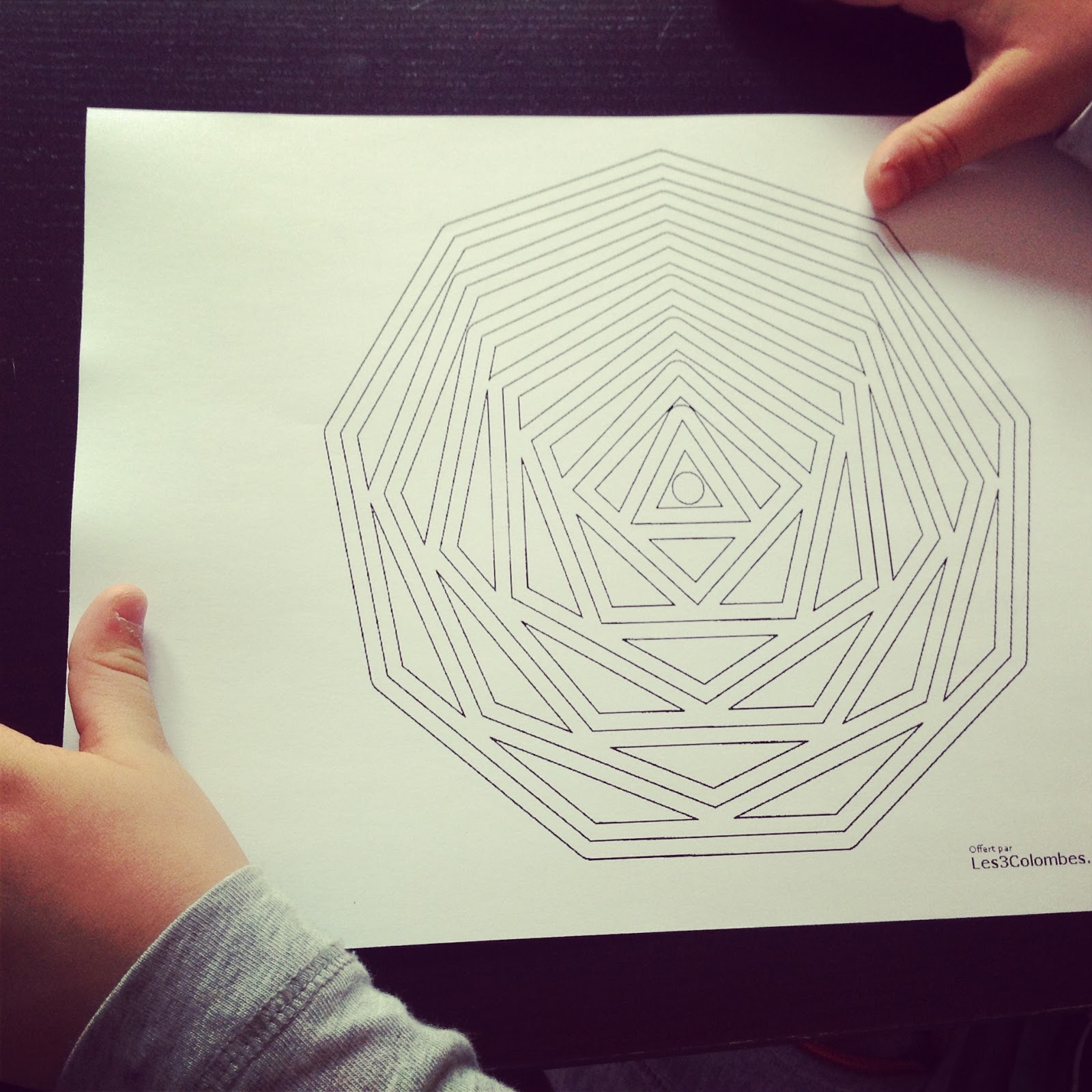Colorare i mandala ¨ una attivit  ricchissima di potenzialit  anche per i bambini le forme e i colori del mandala sono un invito al gioco e permettono al