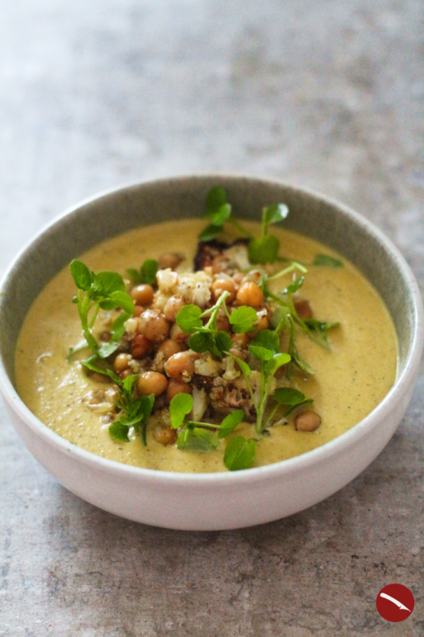 Rezept für cremige Blumenkohlsuppe mit im Ofen geröstetem Blumenkohl, gerösteten Kichererbsen, Kokosmilch und Curry Mumbai