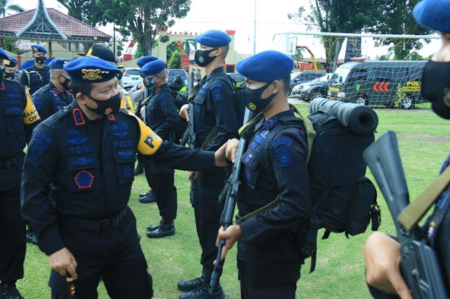  Kapolda Sumbar Lepas Personel yang Berangkat Operasi Amole 2021 