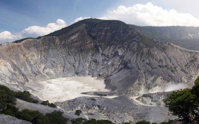 PESONA KEINDAHAN GUNUNG TANGKUBAN PERAHU BANDUNG 